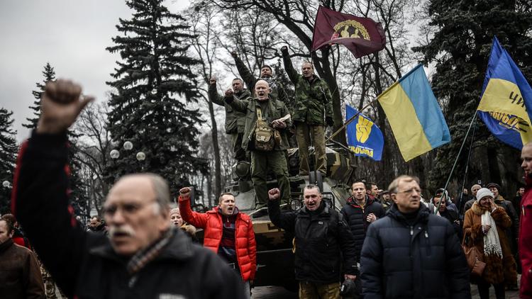 Des manifestants réunis devant le parlement ukrainien, à Kiev, le 27 février 2014 [Bulent Kilic / AFP]