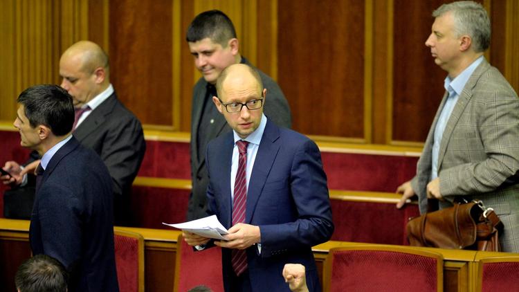 Le nouveau Premier ministre ukrainien, Arseni Iatseniouk, entouré de membres de son gouvernement, au Parlement à Kiev le 27 février 2014 [Serguei Supinsky / AFP]