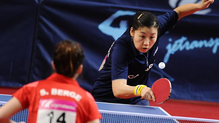 Li Xue contre Sarah Berge en demi-finale simple des championnats de France de ping-pong au Vendespace de Mouilleron-le-Captif, le 2 mars 2014 [ / AFP]
