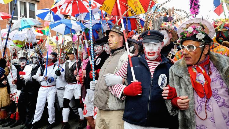 Des personnes défilent à l'occasion du carnaval de Dunkerque le 2 mars 2014 [Philippe Huguen / AFP]