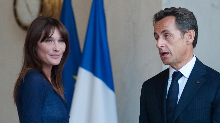 L'ex-chef de l'Etat Nicolas Sarkozy et son épouse Carla Bruni, le 25 juillet 2010 à Paris [Martin Bureau / AFP]