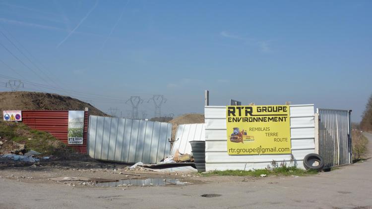 Le site de Villeparisis le 6 mars 2014 où a été démantelé un réseau d'enfouissement illégal de déchets [Jessica Lopez Escure / AFP]