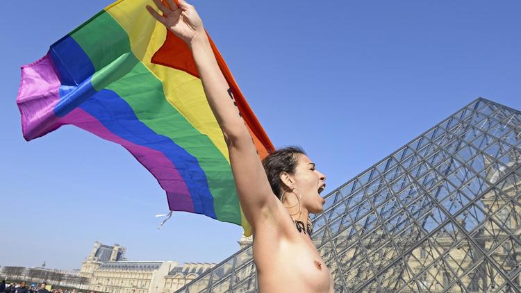 Une femme manifeste nue devant le Louvre contre "l'oppression" dans le monde arabe et musulman, à Paris le 8 mars 2014 [Alain Jocard / AFP]