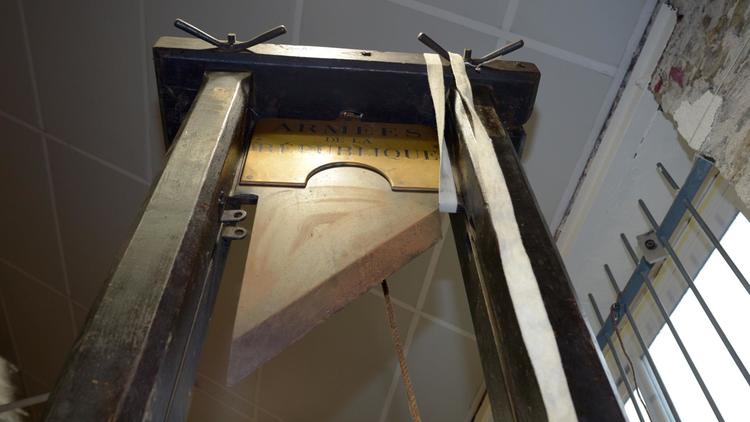 Une "réplique" de guillotine offerte aux enchères pour 40.000 euros à Nantes, le 25 mars 2014  [Damien Meyer / AFP]