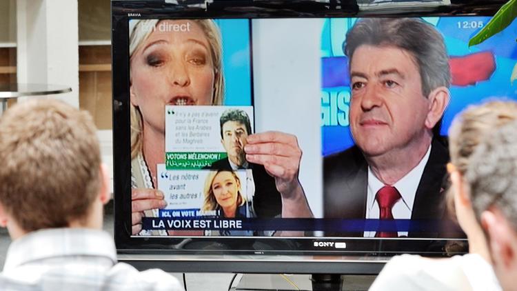 Photo d'archives datant du 2 juin 2012 montrant Marine le Pen et Jean-Luc Melenchon, lors d'un débat télévisé sur France 3 durant la campagne législative de 2012, au cours d'un échange portant sur de prétendus "faux tracts". [Philippe Huguen / AFP/Archives]