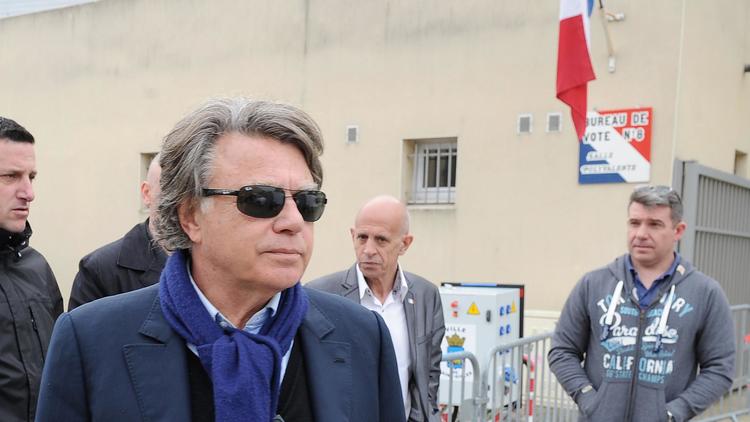 Gilbert Collard (FN) quitte le bureau de vote où il a voté à Saint-Gilles le 30 mars 2014  [Pascal Guyot / AFP]