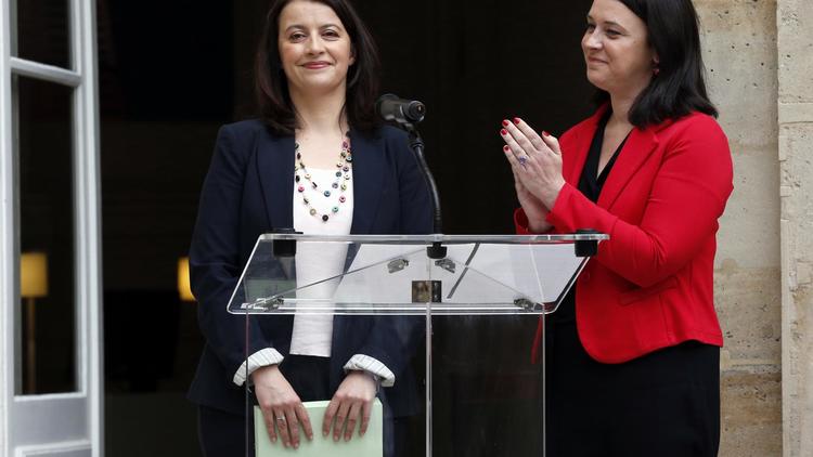 Passation de pouvoir entre Cécile Duflot (g) et Sylvia Pinel (d) au ministère de Logement à Paris, le 2 avril 2014 [François Guillot / AFP]