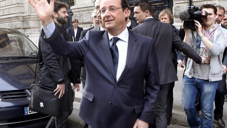 Le président français François Hollande  devant la Sorbonne à Paris, le 3 avril 2014, au lendemain du remaniement ministériel qui a suivi l'échec des socialistes aux élections municipales [Jacques Brinon / POOL/AFP]