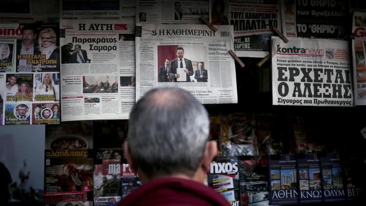 Le ministre des Finances grec Yannis Stournaras à la Une des journaux dans un kiosque, à Athènes le 3 avril 2014 [Angelos  Tzortzinis / AFP/Archives]