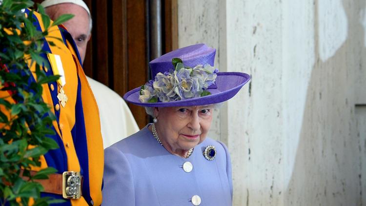 La reine Elizabeth II sort de son entrevue avec le pape François (derrière), le 3 avril 2014 au Vatican [Alberto Pizzoli / AFP]