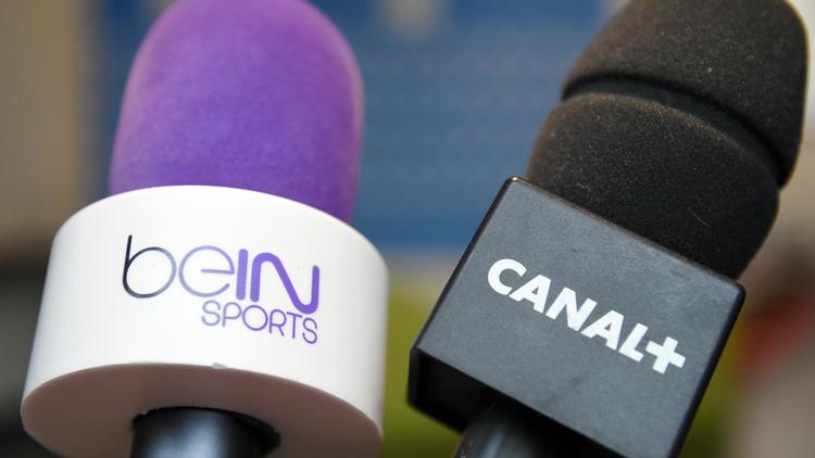 Une photo des micros des chaînes télé beIN Sports et Canal+, les deux grands diffuseurs du football français