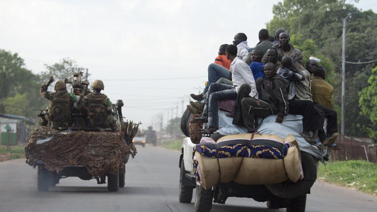 Rebelles de l'ex-Séléka à côté d'un convoi de soldats tchadiens de la force africaine Misca, le 4 avril 2014 à Bangui [Miguel Medina / AFP/Archives]