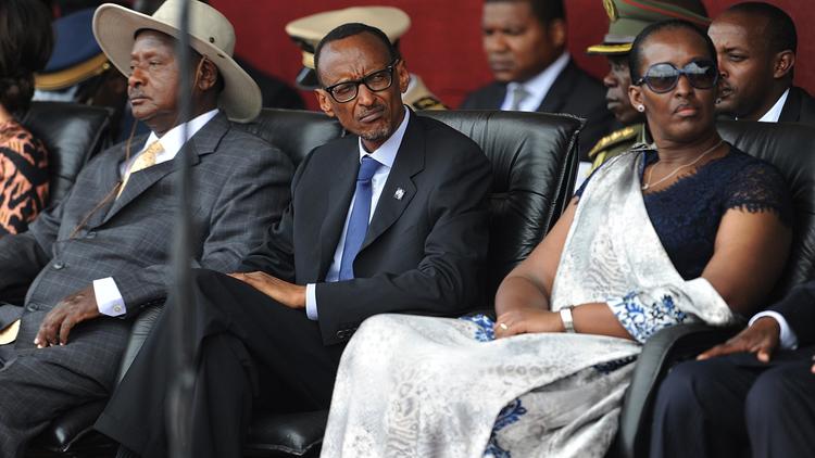 Le président rwandais Paul Kagame (au centre) et son épouse participent à la cérémonie de commémoration pour le 20ème anniversaire du génocide rwandais à Kigali le 7 avril 2014 [Simon Maina / AFP]