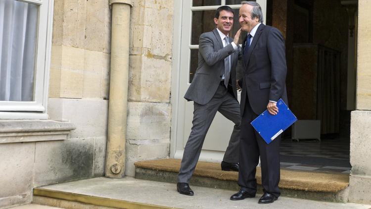 Le député Roger-Gerard Schwartzenberg (d) donne une poignée de mains au Premier ministre Manuel Valls après une réunion à l'Hôtel de Matignon à Paris le 7 avril 2014 [Fred Dufour / AFP]
