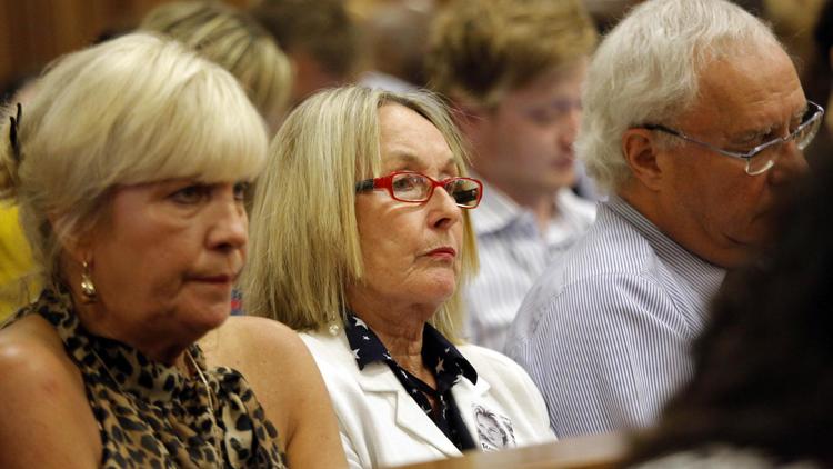 June Steenkamp, la mère de Reeva, le 8 avril 2014 lors de la déposition d'Oscar Pistorius à la barre du tribunal de Pretoria [Kim Ludbrook / Pool/AFP]
