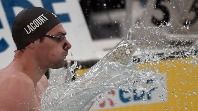 Camille Lacourt avant le départ de la série du 100m dos aux championnats de France de natation à Chartres, le 8 avril  2014 [ / AFP]