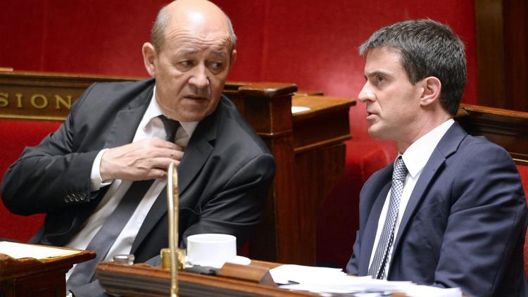 Jean-Yve Le Drian (g), ministre de la Défense, et Manuel Valls (d), Premier ministre, sur les bancs de l'Assemblée nationale juste après le remaniement ministériel, le 8 avril 2014 [Eric Feferberg / AFP/Archives]