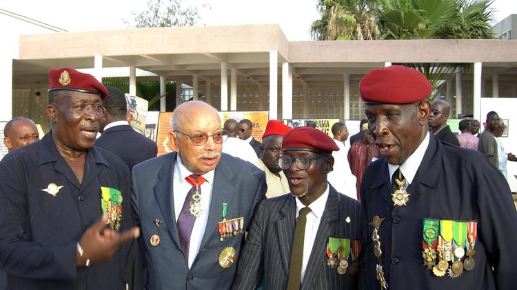 L'ancien tirailleur sénégalais Claude Mademba Sy (2e gauche) lors de la "Journée du tirailleur" à Dakar, le 23 mai 2008 [Bernard Edinger / AFP/Archives]