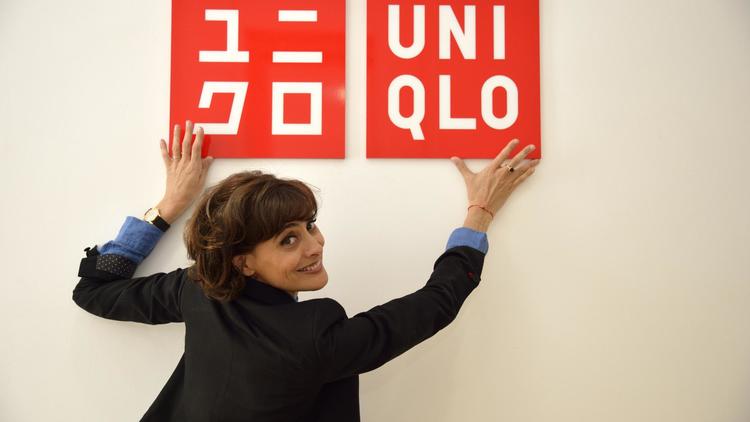 Inès de la Fressange à côté du logo de la marque japonaise Uniqlo, le 9 avril 2014 à Paris [Eric Feferberg / AFP]