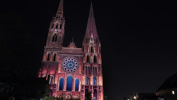 La cathédrale de Chartres brille de mille feux dans le cadre de la onzième édition de "Chatres en lumières", dans la nuit du 10 avril 2014 [Charly Triballeau / AFP]