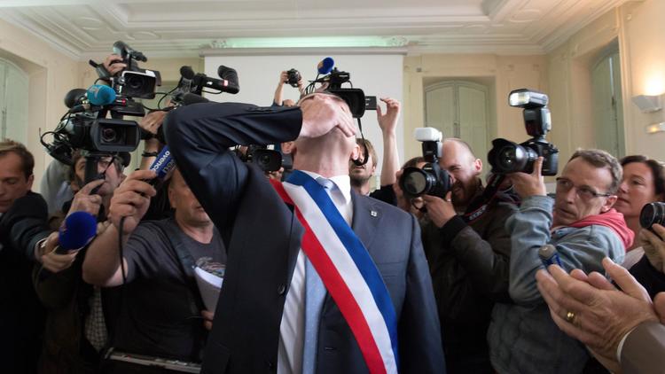 Le frontiste Stéphane Ravier porte l'écharpe de maire du 7e secteur de Marseille, le 11 avril 2014 [Bertrand Langlois / AFP]