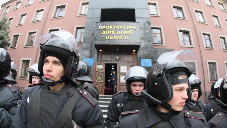 La police monte la garde devant le bureau du procureur à Donetsk, dans l'est de l'Ukraine, le 12 avril 2014 [Alexander Khudoteply / AFP]