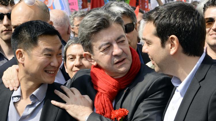 Liêm Hoang­Ngoc (g)  eurodéputé, lors d'une manifestation le 12 avril 2014 à Paris contre l'austérité, aux côtés de Jean-Luc Mélenchon (c), co-président du Front de gauche [Pierre Andrieu / AFP/Archives]