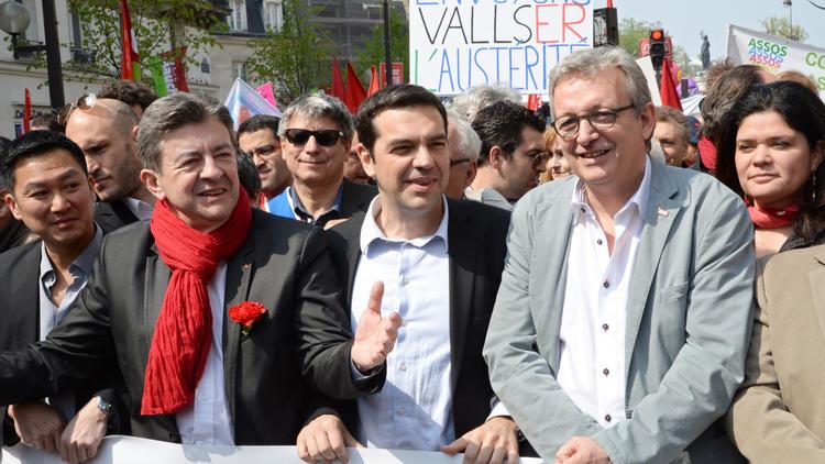 Alexis Tsipras, chef du parti de la gauche radicale grecque Syriza (au centre) lors des manifestations du 1er mai à Paris, aux côtés du dirigeant du Front de gauche Jean-Luc Mélenchon (G) et de Pierre Laurent (droite), dirigeant du parti communiste français [Pierre Andrieu / AFP]