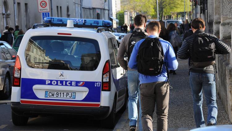 Des élèves arrivent au lycée privé Fénelon-Notre-Dame à La Rochelle le 14 avril 2014 [Xavier Léoty / AFP]