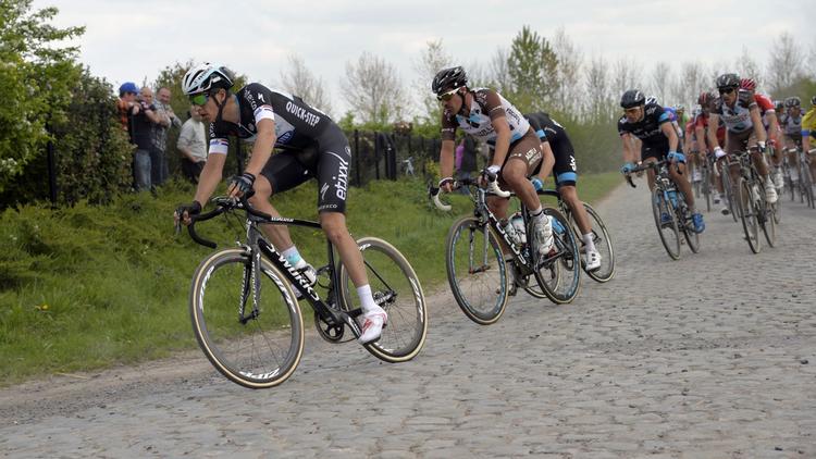 Le coureur néerlandais d'Omega Pharma Niki Terpstra (en tête) s'en va triompher dans la 112e édition de Paris-Roubaix, le 13 avril 2014  [ / AFP]