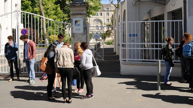 Des élèves à l'entrée du lycée Fénelon Notre-Dame de La Rochelle, le 15 avril 2014 [Xavier Léoty / AFP]