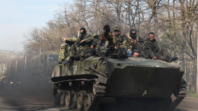 Hommes armés sur un véhicule blindé à Kramatorsk, le 16 avril 2014 [Anatoliy Stepanov / AFP]