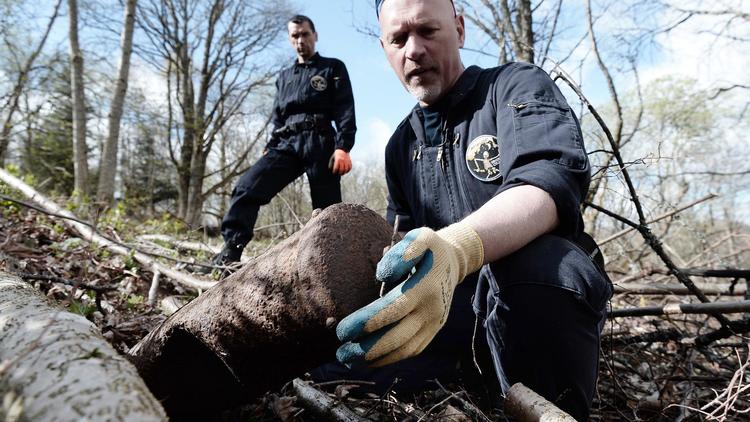 Travail de déminage sur le site du Vieil Armand, anciennement appelé Hartmannswillerkopf, le 9 avril 2014 dans les Vosges [Frederick Florin / AFP]