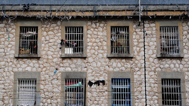 A Marseille, à la prison des Baumettes, des détenus échangent des sacs par les fenêtres grillagées de leurs cellules, le 8 janvier 2013. 68.859 personnes étaient emprisonnées en France le 1er avril 2014, pour un nombre de places théorique de 57.680 [Anne-Christine Poujoulat / AFP/Archives]