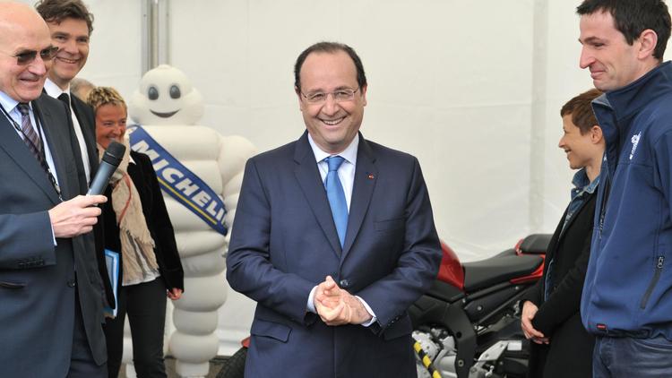 François Hollande visitant l'usine Michelin Ladoux à Cébazat près de Clermont-Ferrand, le 18 avril 2014 [Thierry Zoccolan / AFP]