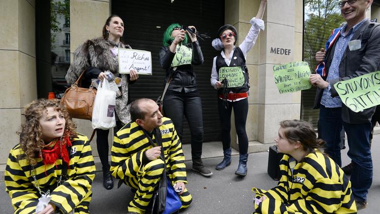 Des militants du collectif "Sauvons les riches" manifestent devant le Medef à Paris, le 18 avril 2014  [Bertrand Guay / AFP]