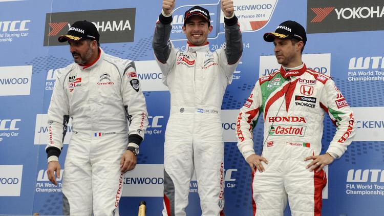 Le trio gagnant du WTCC sur le circuit Paul Ricard de gauche à droite: le Français Yvan Muller, l'Argentin Jose Maria Lopez et le Portugais Tiago Montero, le 20 avril 2014 au Castellet [ / AFP]
