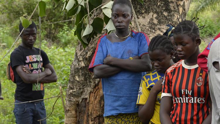 Des Chrétiens regardent les corps de cinq personnes tuées lors d'affrontements avec les troupes françaises de la force Sangaris à Grimari en Centrafrique le 20 avril 2014 [Miguel Medina / AFP]