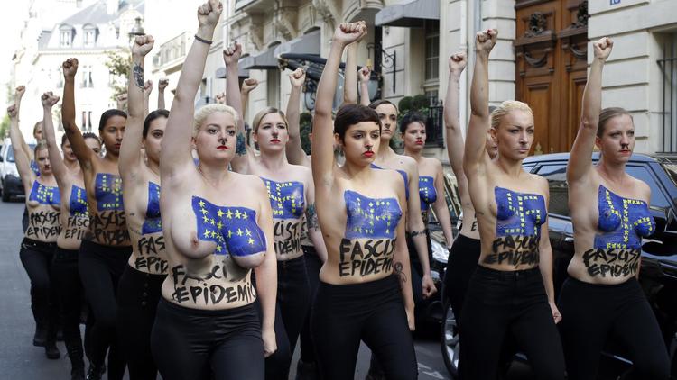 Des manifestantes des Femen lors d'une marche contre le fascisme à Paris le 22 avril 2014 [Thomas Samson / AFP]