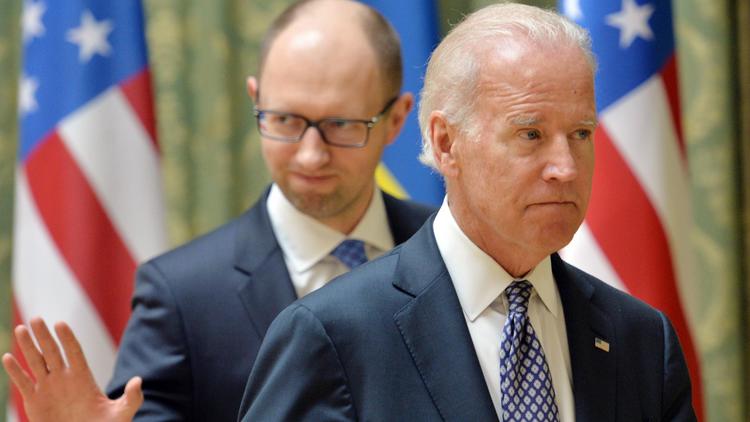 Le vice-président américain Joe Biden (d) et le Premier ministre ukrainien Arseni Iatseniouk à Kiev, le 22 avril 2014 [Sergei Supinsky / AFP]