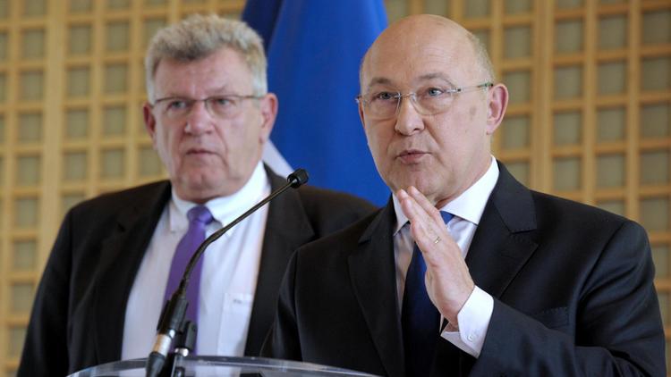 Les ministres des Finances Michel Sapin (à droite) et du Budget Christian Eckert ont annoncé que près de la moitié des 50 milliards d'économies seraient concentrés sur 2015, lors d'une conférence de presse au ministère de l'Economie, à Paris, le 23 avril 2014 [Eric Piermont / AFP]
