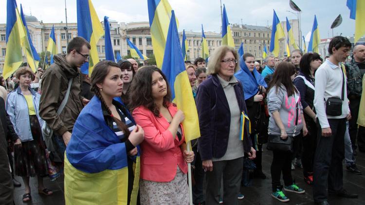 Des manifestants pro-autorités ukrainiennes assistent à une messe dans la ville de Kharkiv le 23 avril 2014 [Sergey Bobok / AFP]