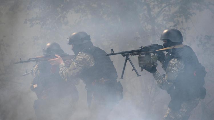 Des soldats ukrainiens prennent position à Slaviansk le 24 avril 2014 [Kirill Kudryavtsev / AFP]