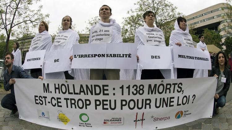 "Happening" devant Bercy, à Paris, en mémoire des victimes du Rana Plaza, le 24 avril 2014 [Lionel Bonaventure / AFP]