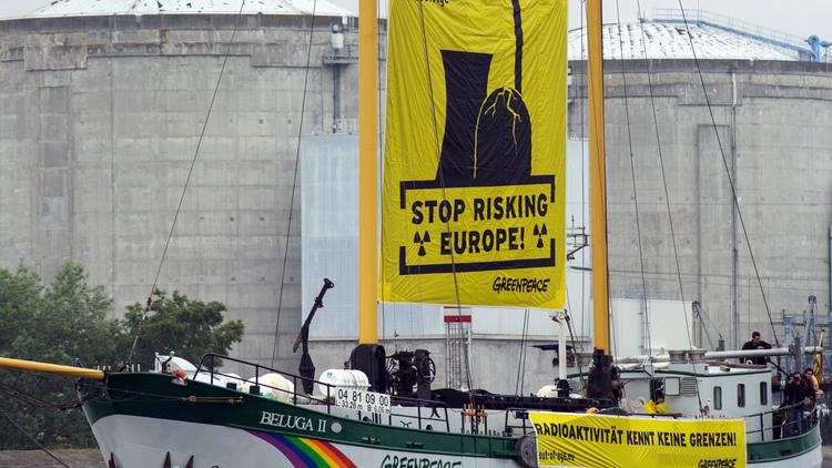 Les antinucléaires de Greenpeace devant la centrale de Fessenheim le 26 avril 2014, dans le Haut-Rhin [Sebastien Bozon / AFP]