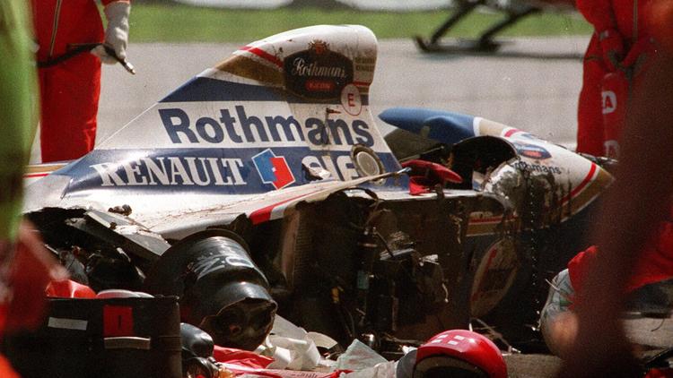 Les sauveteurs autour des restes de la Williams du Brésilien Ayrton Senna après son accident fatal au Grand Prix de Saint-Marin sur le circuit d'Imola le 1er mai 1994  [Jean-Loup Gautreau / AFP]