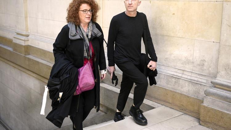Steven Cohen, accompagné de son avocate, à son arrivée au tribunal le 5 mai 2014 à Paris [Martin Bureau / AFP]
