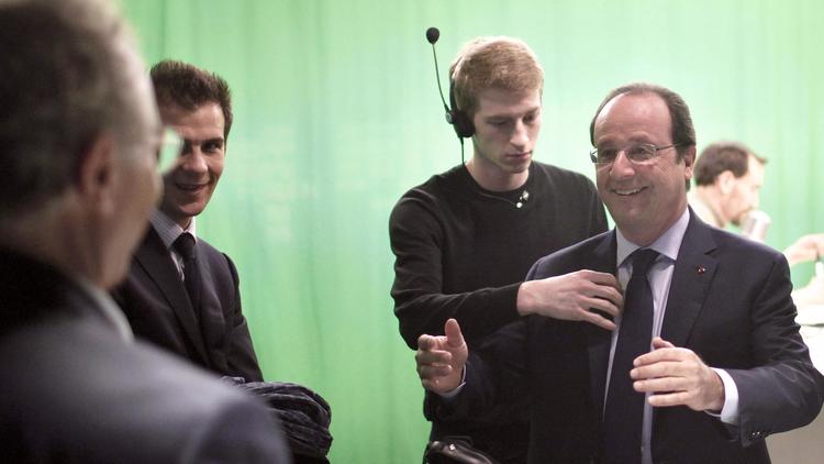 François Hollande quitte le plateau de BFMTV et RMC le 6 mai 2014 à Paris, où il a passé une heure à défendre le bilan de ses deux premières années au pouvoir [Thibault Camus / AFP]