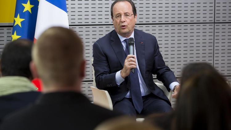 François Hollande s'adressant à des jeunes durant sa visite de l'Institut des Métiers et de l'Artisanat à Villiers-le-Bel le 6 mai 2014, juste après une interview sur BFMTV et RMC durant laquelle il a annoncé l'accélération de la réforme territoriale [Ian Langsdon / POOL/AFP]