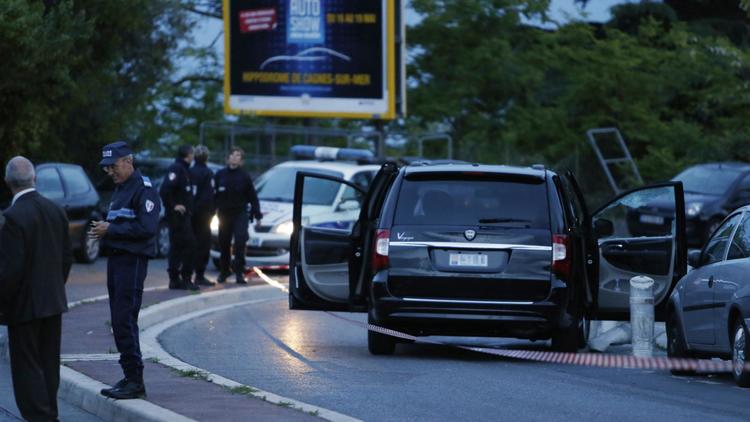 Des policiers autour du véhicule d'Hélène Pastor le 6 mai 2014 à Nice [Valery Hache / AFP/Archives]